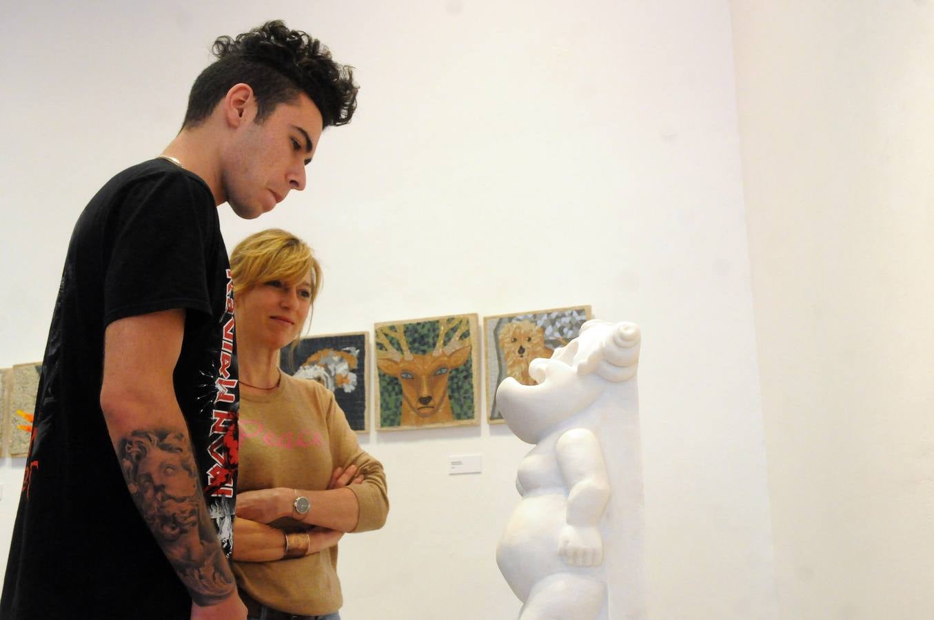 «Materia de cambio» Una treintena de autores muestran sus trabajos en las disciplinas de Reproducciones Artísticas en Piedra, Cerámica Artística y Mosaicos. La muestra ofrece gran variedad técnica, en el que el color es protagonista, haciéndose presente a través de esmaltes, piedras, tejidos, vidrios…