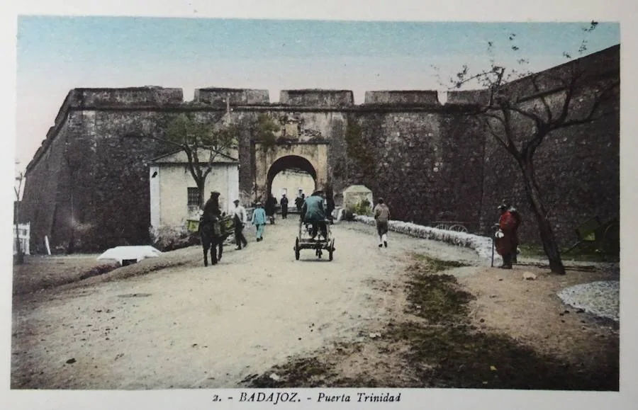 Postal de Badajoz de Roisin. La número 2, de la Puerta Trinidad.
