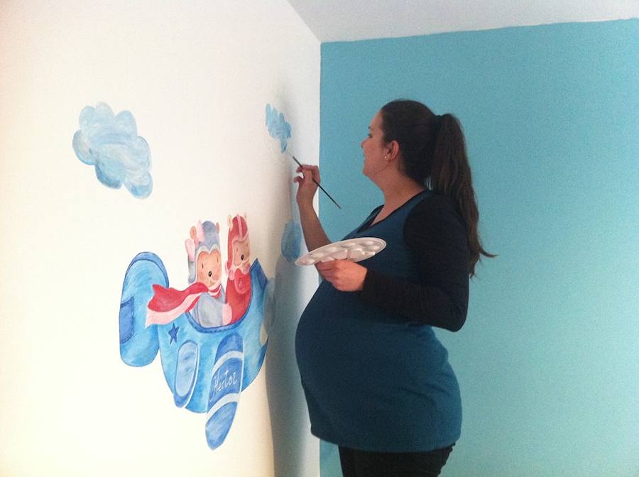 Pintando un mural en la habitación de su hijo.