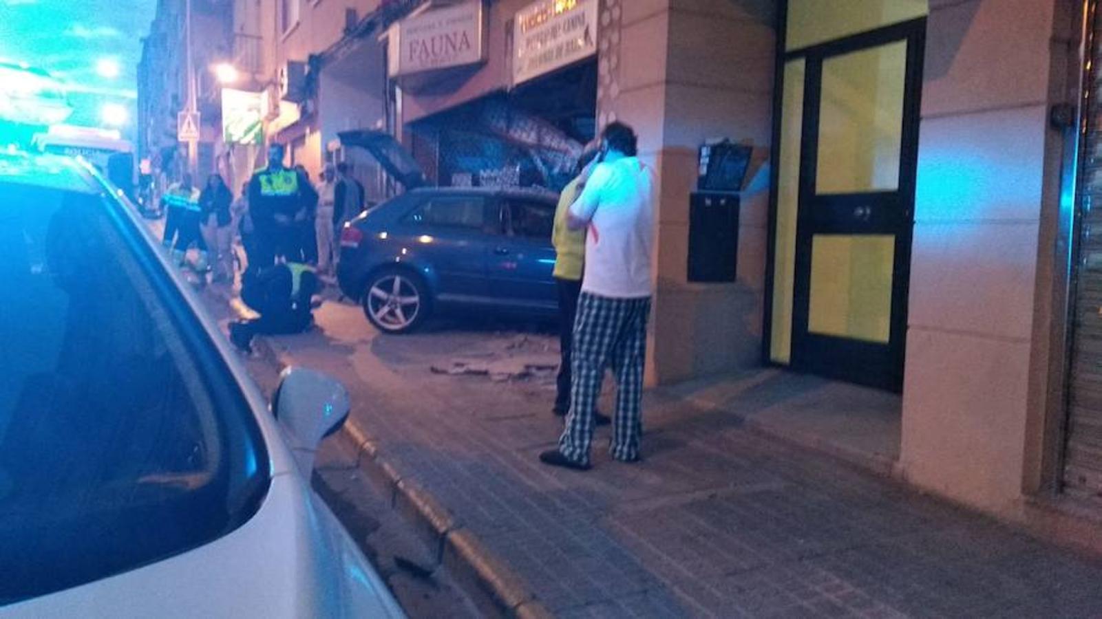 Fotos: Un coche se empotra contra una tienda de animales en San Roque