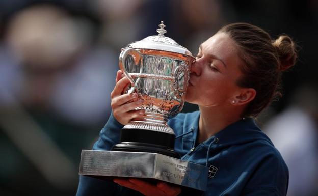 Halep besa el trofeo. 