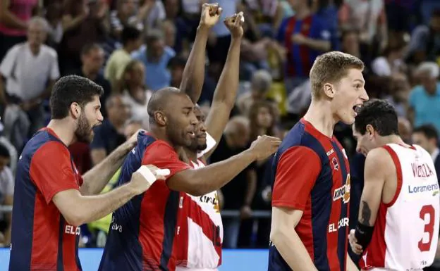 Los jugadores de Baskonia celebran la clasificación para la final.