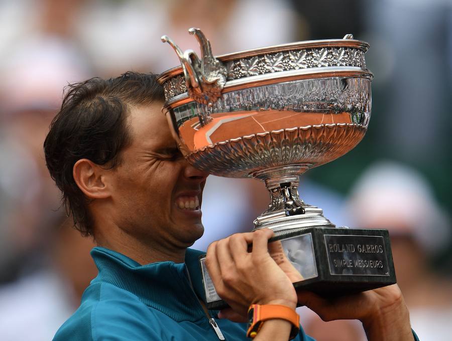 Rafael Nadal ha revalidado su título de campeón en la arcilla parisina y ya acumula once trofeos de Roland Garros, tras vencer a Thiem por 6-4, 6-3 y 6-2