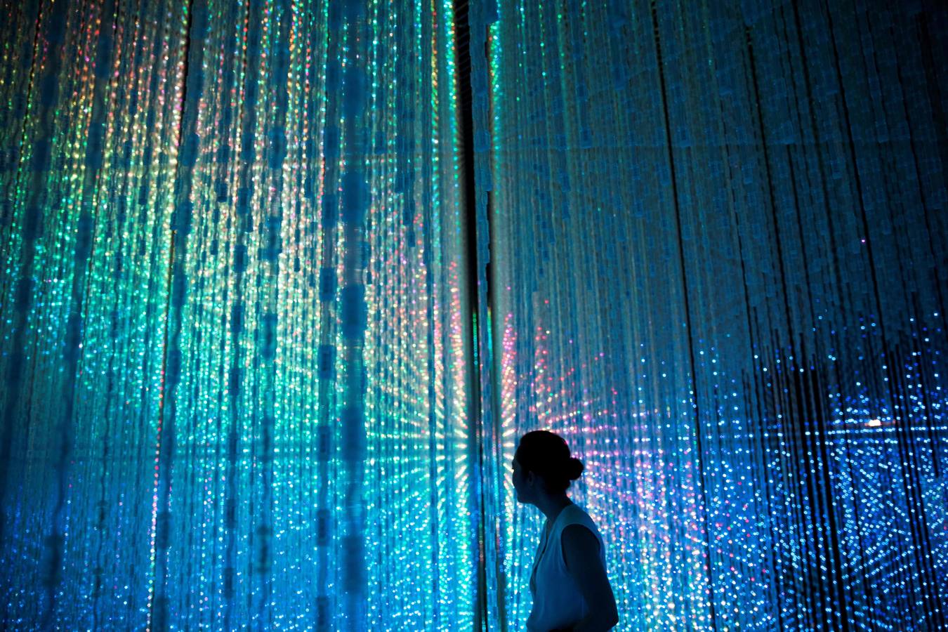 Mori Building Co. y el colectivo japonés TeamLab, conocidos internacionalmente por su innovador arte digital que combina proyecciones, sonido y espacios cuidadosamente diseñados para crear experiencias inmersivas, se inaugarará en el Museo de Arte Digital en Tokio el 21 de junio