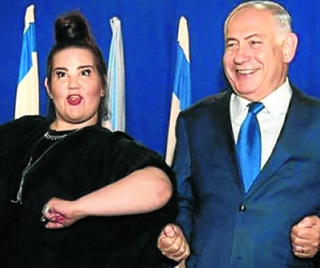 La cantante Netta, con Netanyahu.