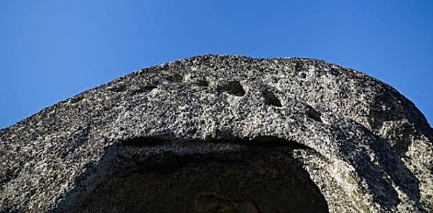 Detalle de encastre de vigas y cubierta en roca./ Víctor Gibello