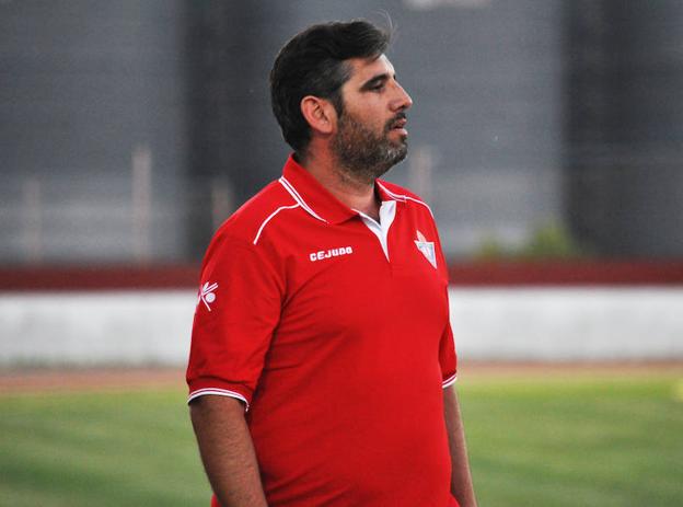 Juan García, entrenador del Don Benito, que apuesta por él en el Vicente Sanz. :: e. d.