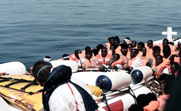 El traslado de los inmigrantes a los buques italianos.
