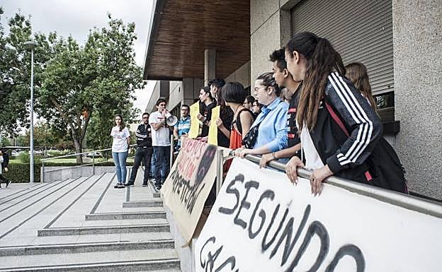 Protesta de estudiantes este lunes a las puertas del Rectorado de la UEx:: HOY