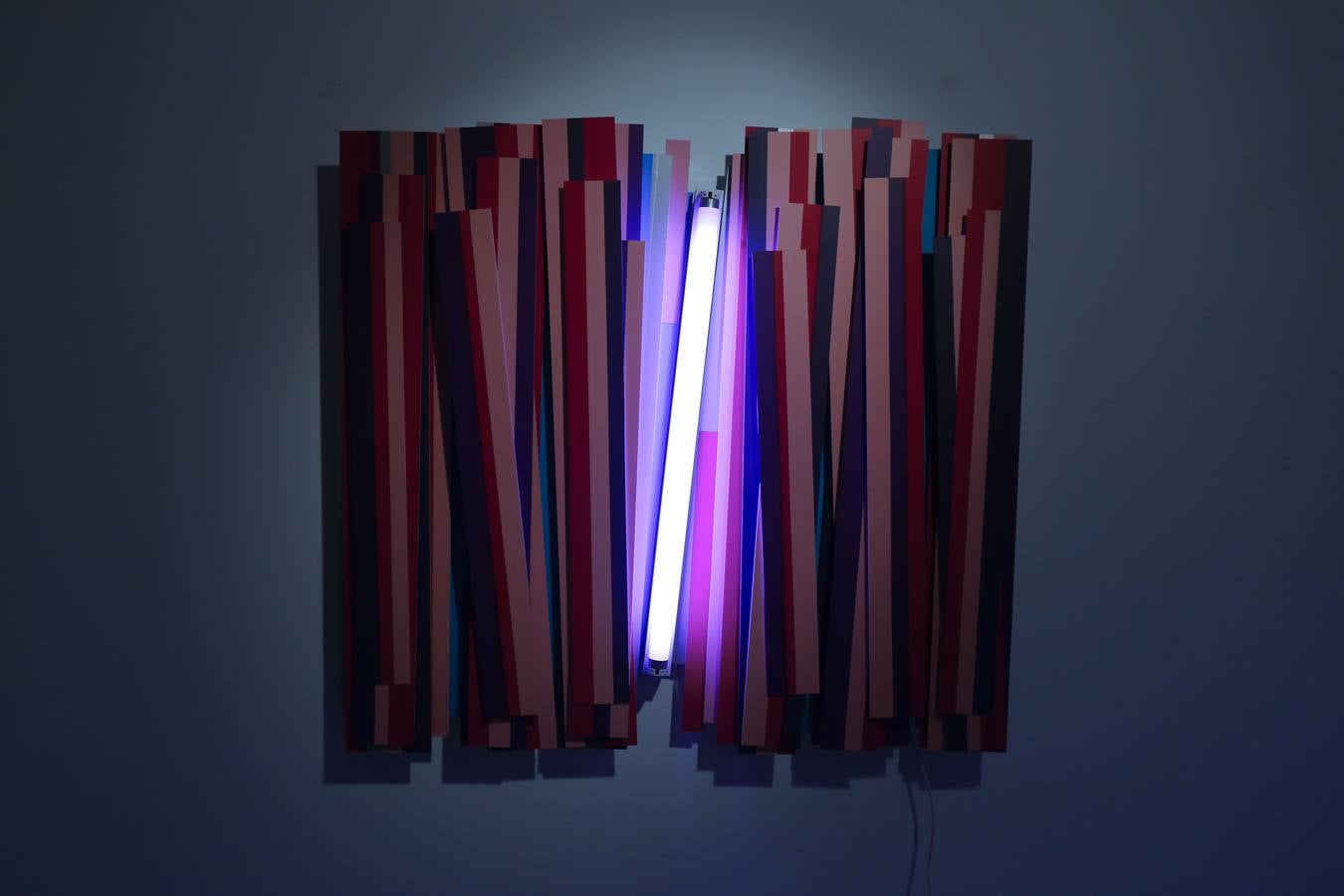 La sala de arte El Brocense, de la Diputación, en la calle San Antón, ofrece la exposición 'Abstracción y algo más', de la artista Arancha Goyeneche (Santander, 1967), licencia en Bellas Artes por la Universidad del País Vasco. Se podrá ver durante los meses de junio y julio