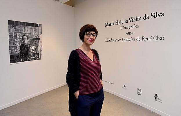Sandra Santos, comisaria de la exposición, con un retrato de Vieira da Silva en el Meiac. :: C.Moreno