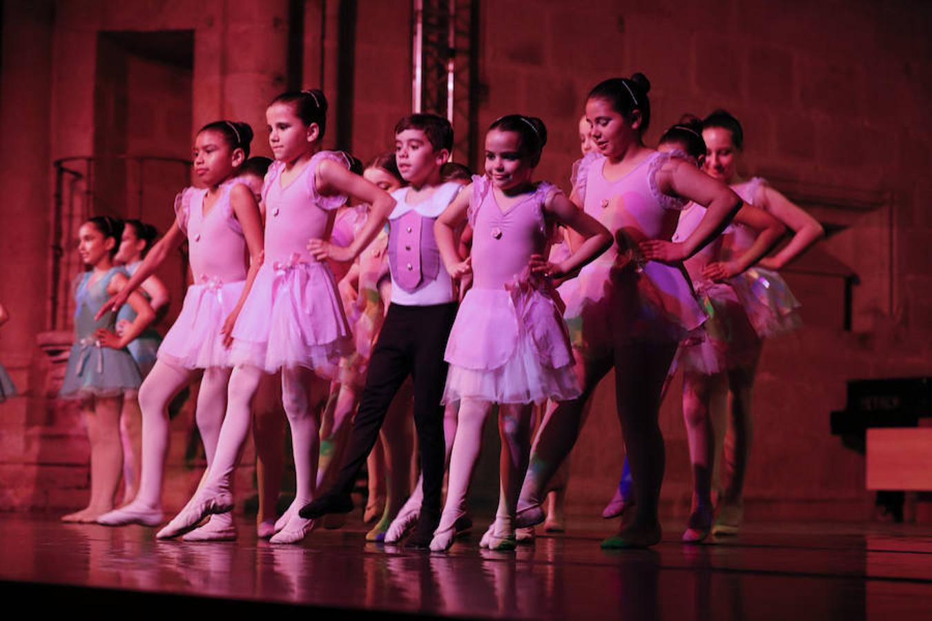 El complejo cultural San Francisco acoge la gala de final de curso de los alumnos del Conservatorio Elemental de Danza de la Diputación cacereña