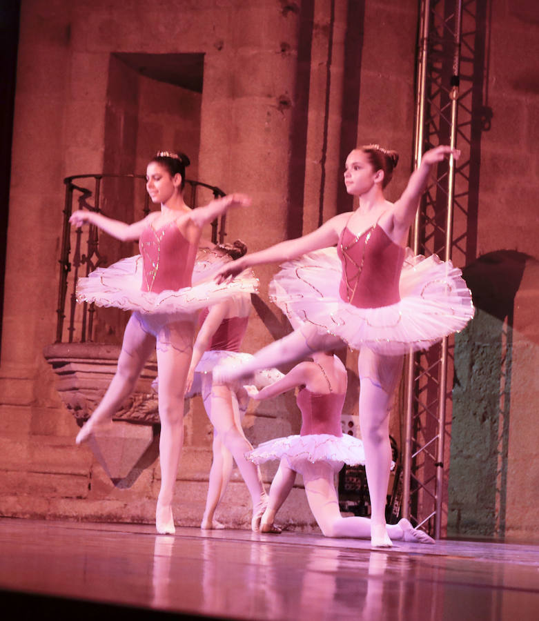 El complejo cultural San Francisco acoge la gala de final de curso de los alumnos del Conservatorio Elemental de Danza de la Diputación cacereña