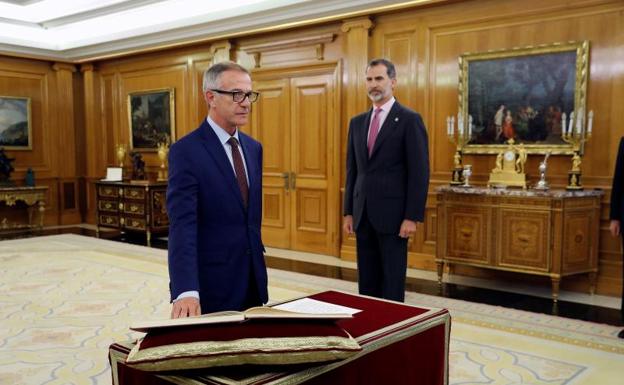 José Guirao promete su cargo ante el Rey en el Palacio de la Zarzuela.