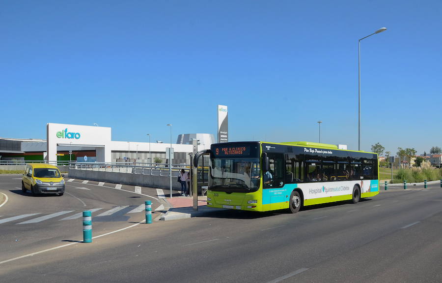 Autobús urbano en una parada de la avenida de Elvas:: HOY