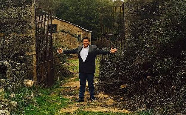 Josehp Shortell, a la entrada de su parcela. :: 