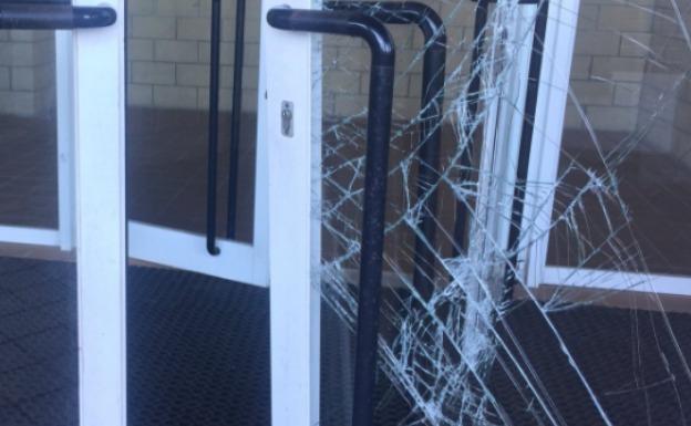 Puerta forzada en las instalaciones del Nuevo Vivero.: @CDBadajoz