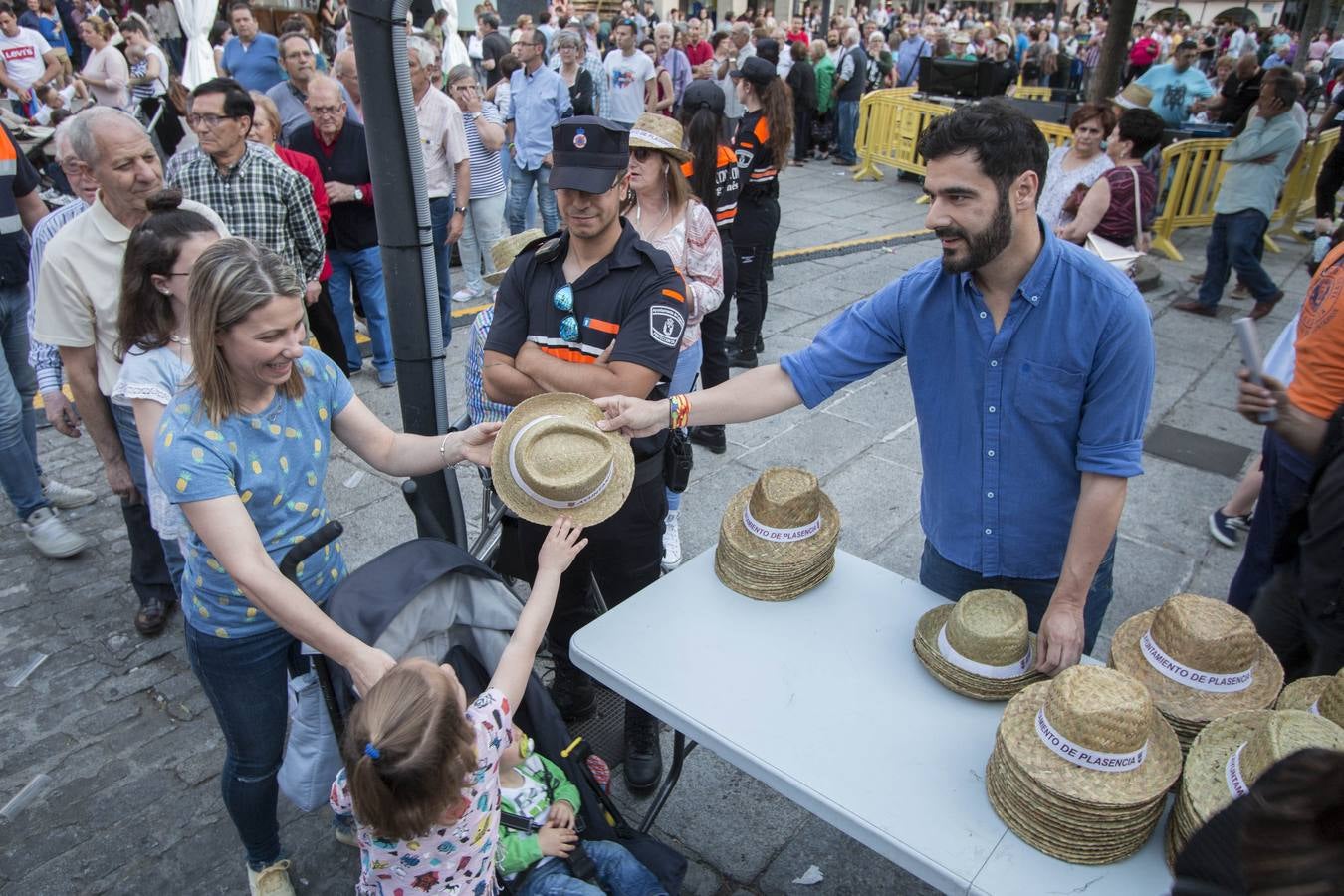 El buen tiempo ha colaborado para que los placentinos difruten de su feria