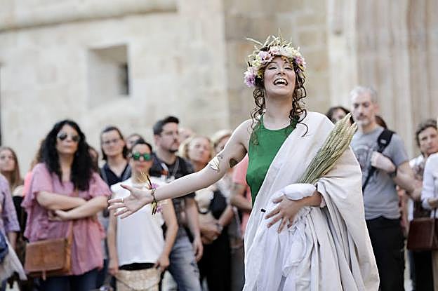 Ayer comenzaron las rutas teatralizadas por la parte antigua sobre figuras femeninas. :: cordero