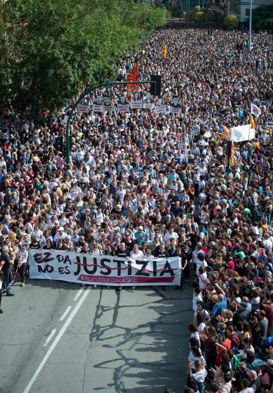 Fotos: Miles de personas protestan en Pamplona contra la sentencia impuesta a los ocho jóvenes por la agresión de Alsasua