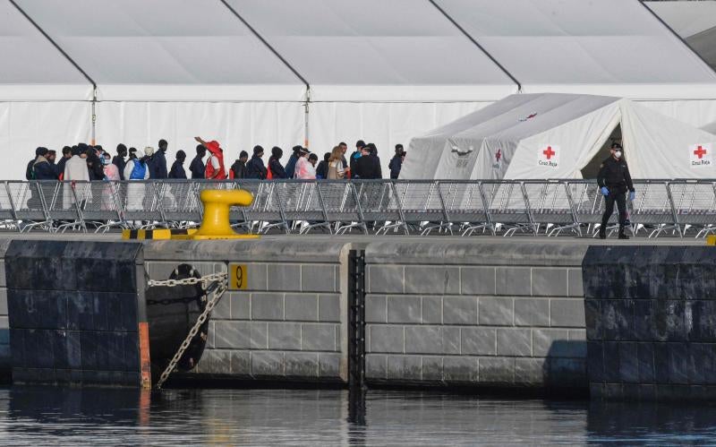 Aplausos y muestras de alegría de los inmigrantes a su llegada a España