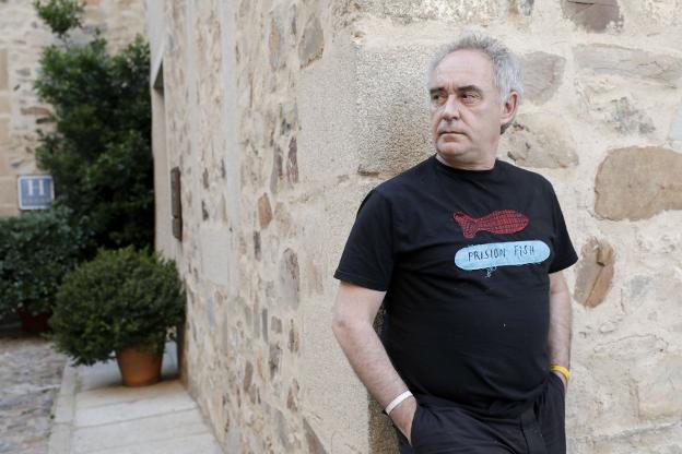 Ferran Adrià, en la Plaza de San Mateo. 