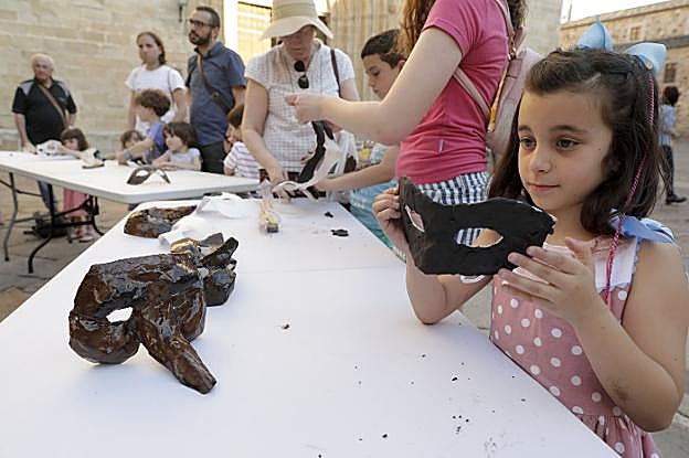 Taller de máscaras celebrado ayer por la tarde en la Plaza de Santa María. :: lorenzo cordero