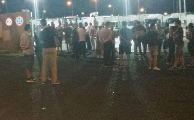 Trabajadores concentrados anoche antes de la huelga indefenida