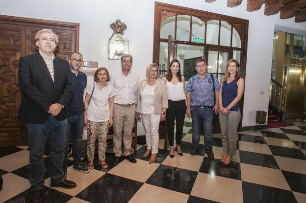 Rosario Cordero junto al presidente del comité, Julián Chaves, los vocales y la secretaria. :: jorge rey