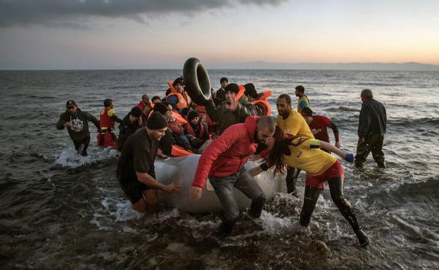 Refugiados, llegando a Lesbos.
