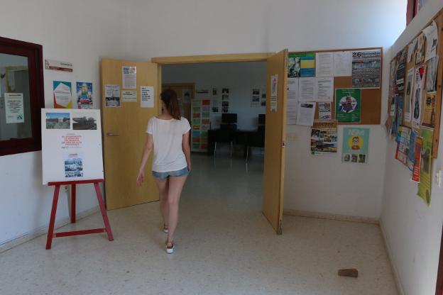 Una joven accede al edificio del Economato. :: j. m. romero
