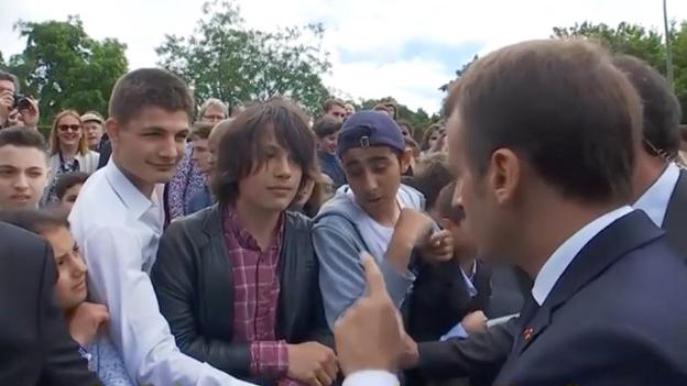 Mala idea. El joven del centro escuchó la reprimenda de Emmanuel Macron por dirigirse a él como 'Manu' en un acto oficial de la República francesa; el adolescente se encerró en su casa después de que el presidente colgara las imágenes en internet. :: r. c.