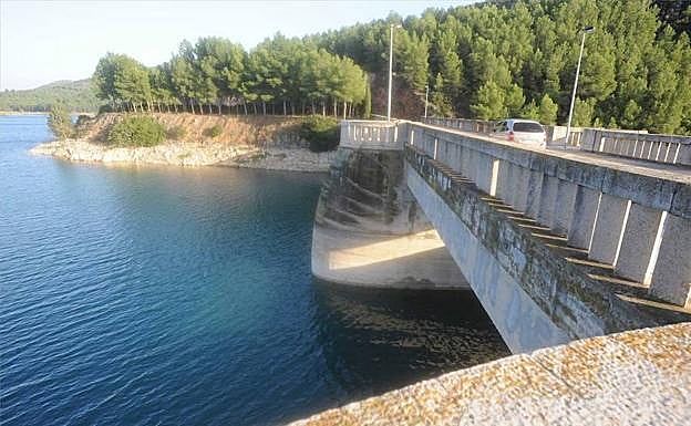 Imagen del pantano de Sitjar, situado entre las poblaciones de Onda y Ribesalbes.