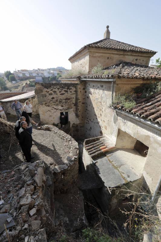 Su principal particularidad reside en que está levantada sobre la antigua casa de Gil Cordero, el pastor al que, según la tradición, se le apareció la Virgen de Guadalupe