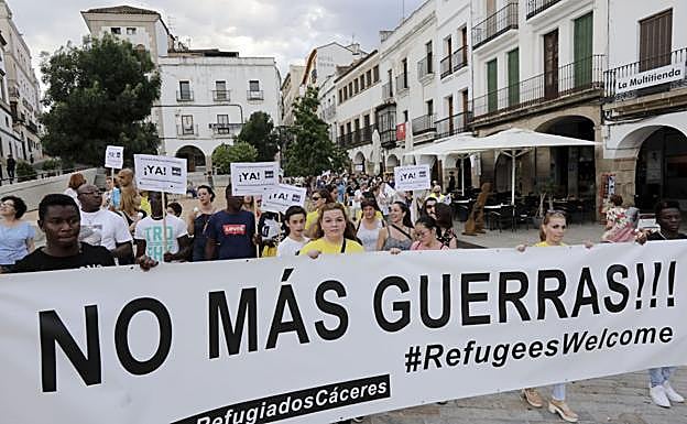 Plataforma de Refugiados. Celebró ayer diversos actos en el Plaza Mayor. :: lorenzo cordero