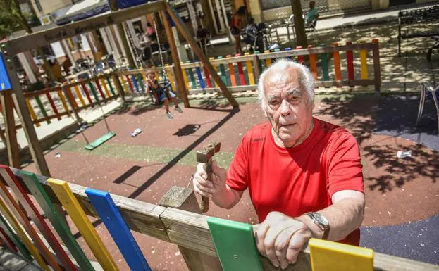 Saturnino Pereira fija las maderas que protegen la zona de juegos infantiles del parque del V Centenario.: JOSÉ VICENTE ARNELAS