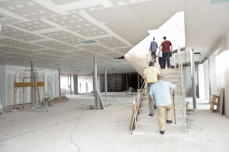 Los integrantes del Movimiento Vecinal por la Segunda Fase del Hospital realizaron ayer por la tarde una visita guiada a las nuevas instalaciones sanitarias que se levantan en El Cuartillo