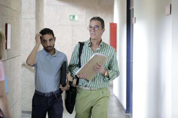 Ángel Luis Aparicio (derecha) es el abogado de la madre que ha denunciado a la docente. :: l. cordero