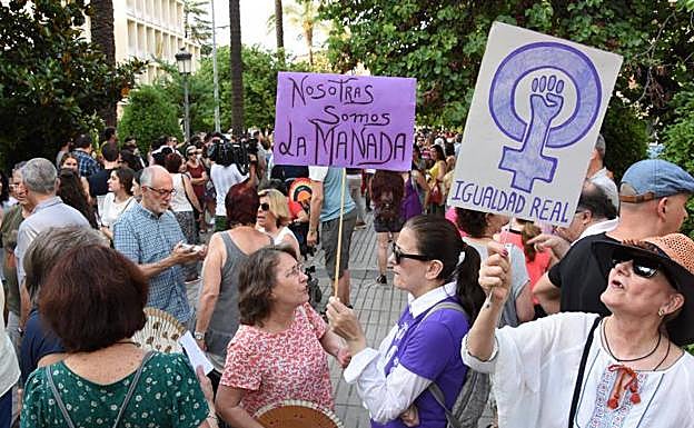 Protesta en Badajoz, frente a la Delegación del Gobierno en Extremadura: HOY
