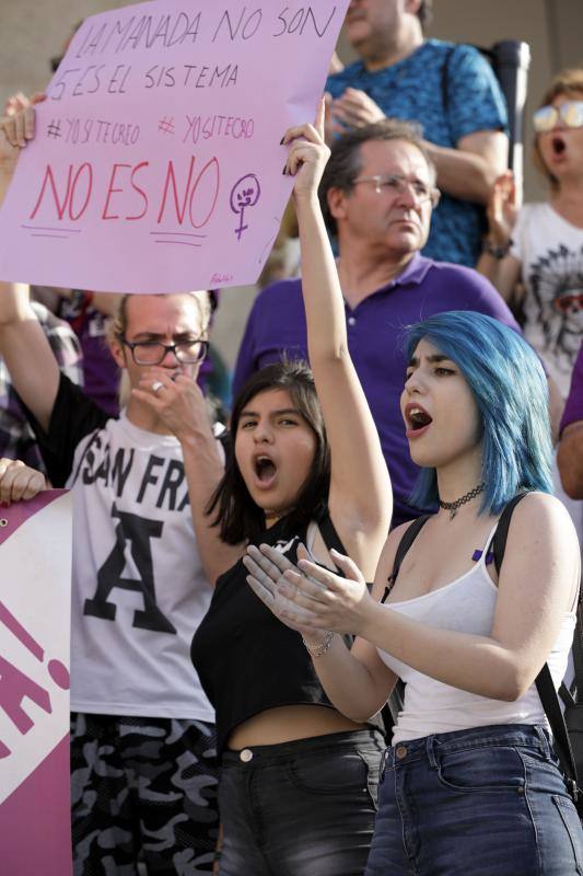 «Con ropa o sin ropa, mi cuerpo no se toca», ha sido uno de los mensajes que se ha podido leer en la protesta en Cáceres