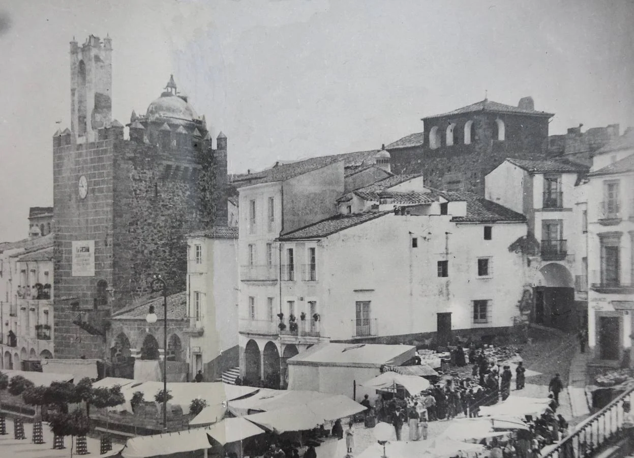 3-Año 1915. Numerosas casas frente al Arco de la Estrella. Todas han sido tiradas menos una. (Archivo Marchena)