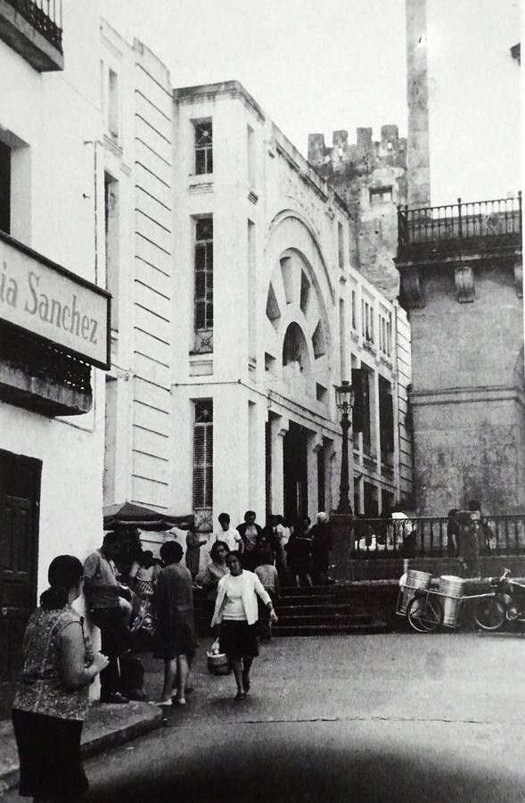 7-Alrededor del año 1969. Imagen del Mercado de Abastos que se cerró ese año para tirarlo y hacer el Foro de los Balbos. (Foto Múñez)