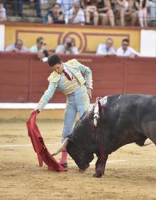 Imagen secundaria 2 - Arriba, tendido desierto en la plaza de Badajoz. Abajo a la izquierda, osada de Maravillas en el sexto; y a la derecha, Pedrito de Portugal torea con la derecha. 