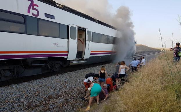 Pasajeros en el suelo tras apearse del tren averiado