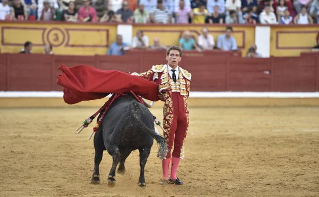 Imagen. Manoletina de Ginés Marín al tercero de la tarde al que cortó dos orejas