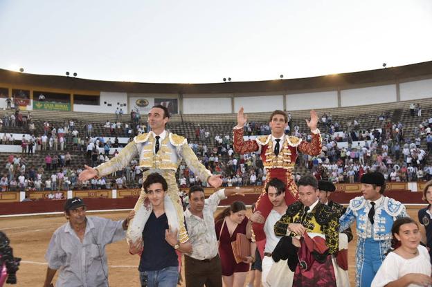 Enrique Ponce y Ginés Marín abandonan a hombrso el coso de Pardaleras 