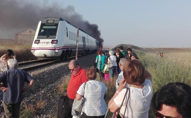 Los pasajeros esperaron media hora junto a las vías