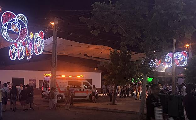 Ambulancia de Cruz Roja anoche en el recinto ferial de Badajoz