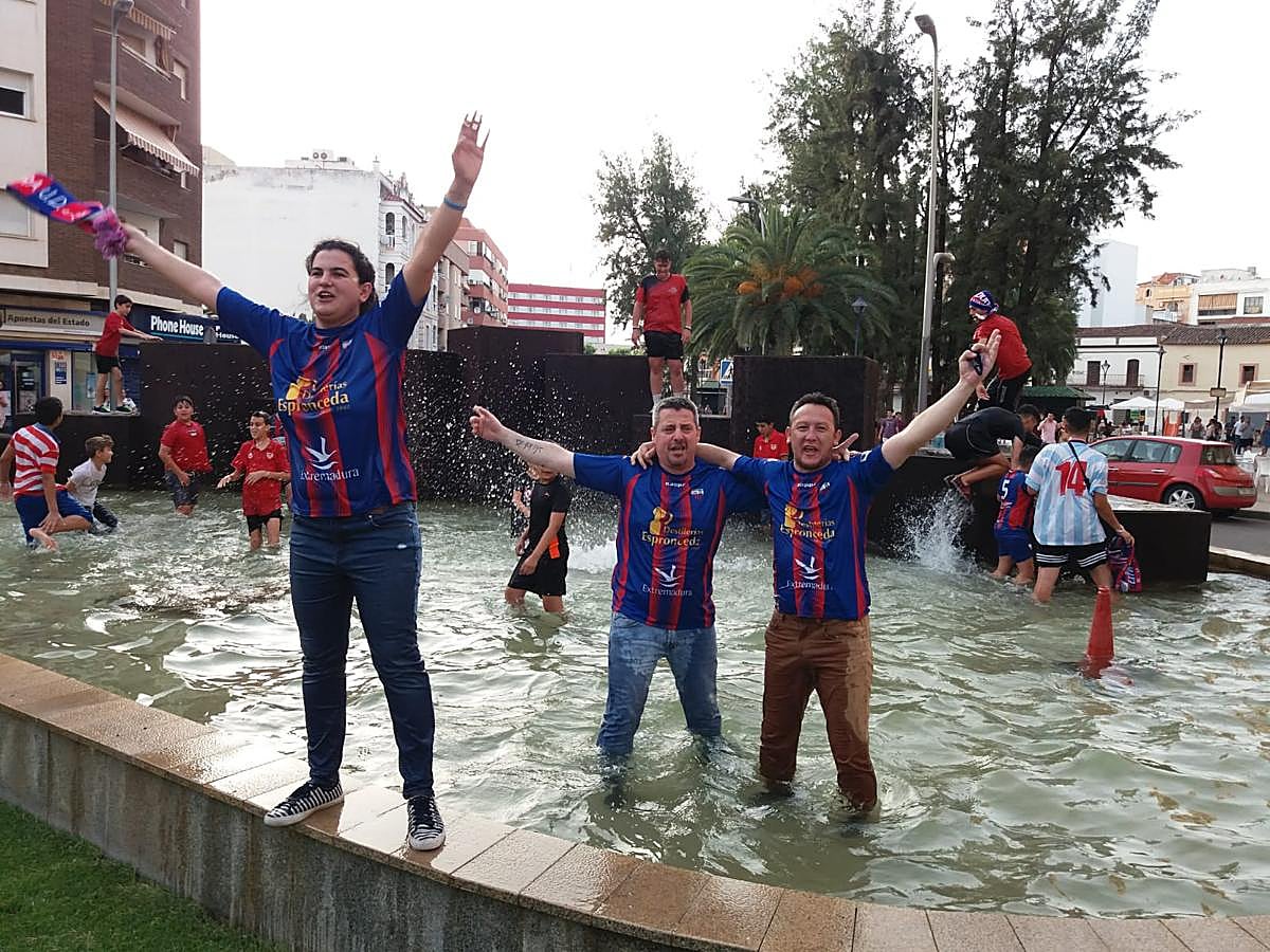 Fotos: Almendralejo celebra el ascenso del Extremadura