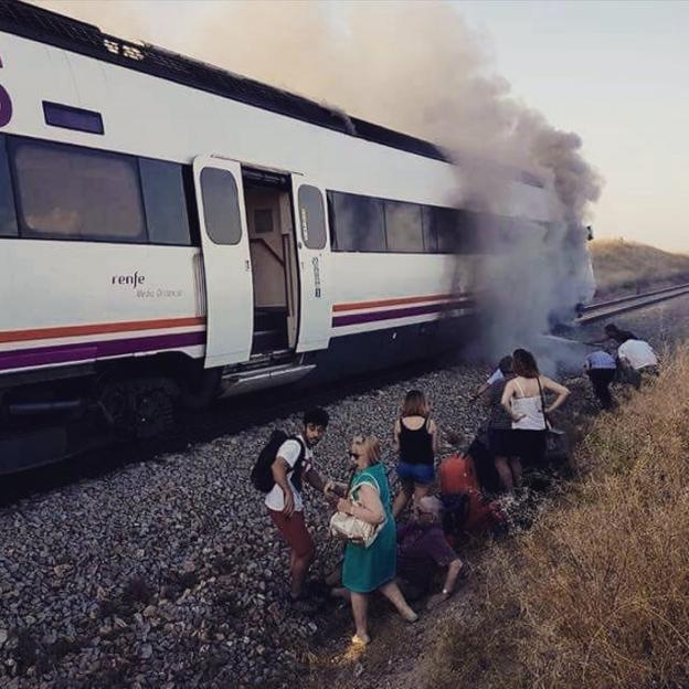 Los pasajeros tuvieron que esperar en las vías una media hora hasta que llegó Protección Civil. :: hoy